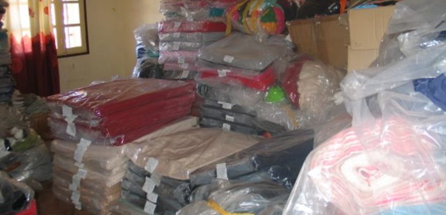 Une grande enseigne en t-shirterie et Accessoire, centre ville