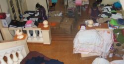 Une grande enseigne en t-shirterie et Accessoire, centre ville