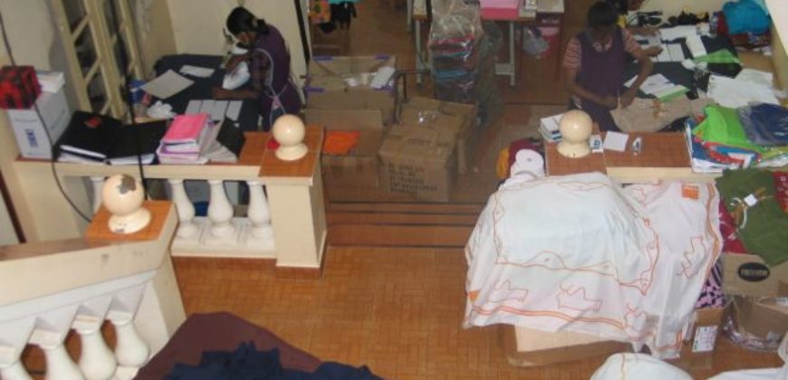 Une grande enseigne en t-shirterie et Accessoire, centre ville