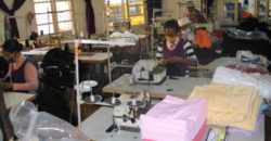 Une grande enseigne en t-shirterie et Accessoire, centre ville