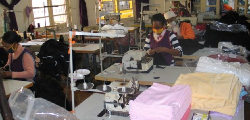 Une grande enseigne en t-shirterie et Accessoire, centre ville