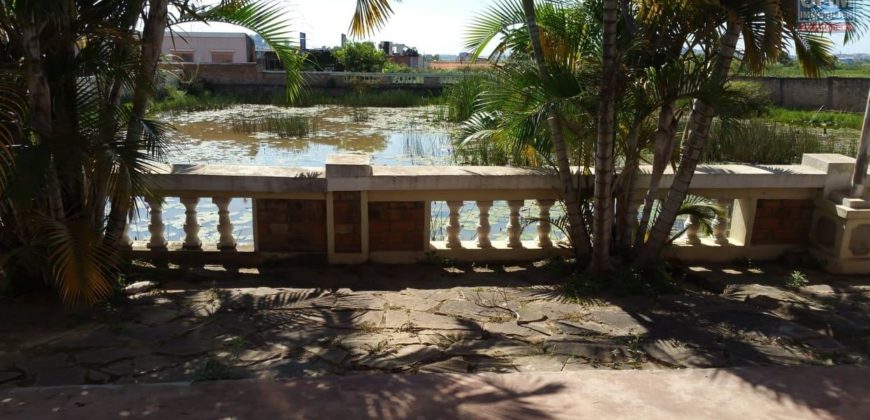 Une salle de réception équipée au bord de la route, Alarobia