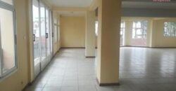 A louer local commercial de 200m2 avec parking au bord de route d’Isoraka