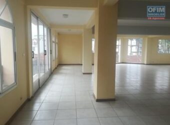 A louer local commercial de 200m2 avec parking au bord de route d’Isoraka