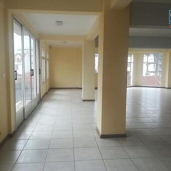 A louer local commercial de 200m2 avec parking au bord de route d’Isoraka