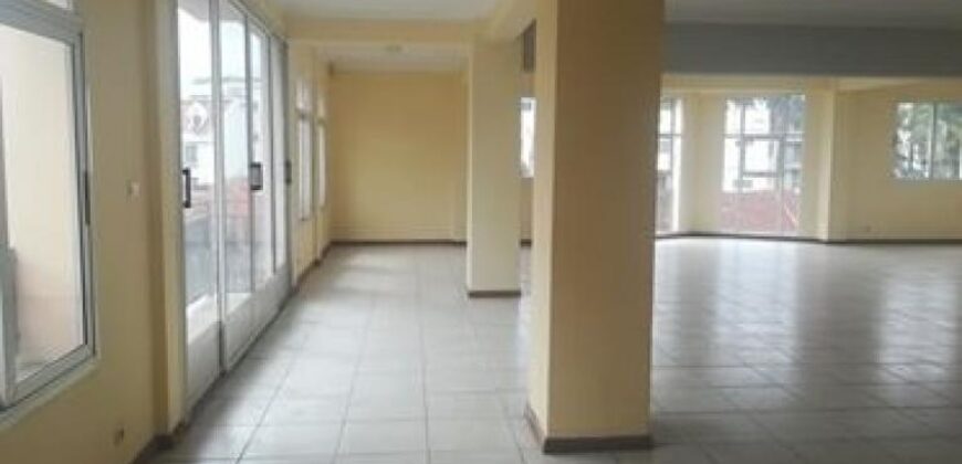 A louer local commercial de 200m2 avec parking au bord de route d’Isoraka