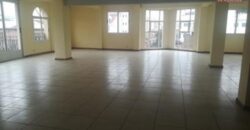 A louer local commercial de 200m2 avec parking au bord de route d’Isoraka