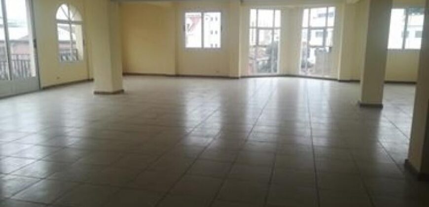 A louer local commercial de 200m2 avec parking au bord de route d’Isoraka