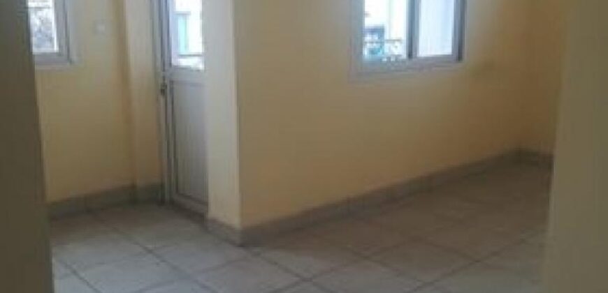 A louer local commercial de 200m2 avec parking au bord de route d’Isoraka