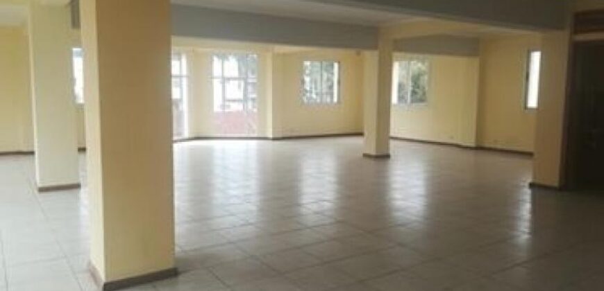 A louer local commercial de 200m2 avec parking au bord de route d’Isoraka