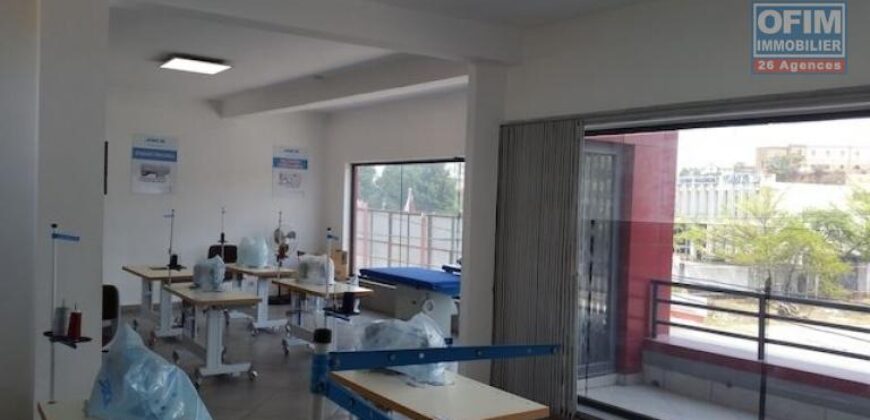 Local de 82M2 pour usage commercial ou professionnel, Ambohibao