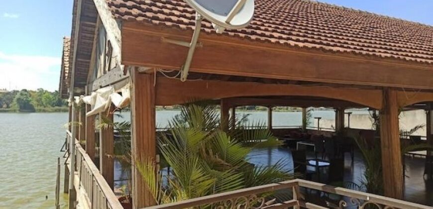 Hôtel restaurant avec piscine dotant un grand chalet, Ivato