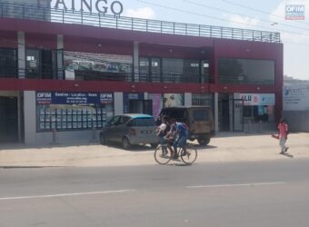 Local commercial vitré au bord de la route, Ambohibao