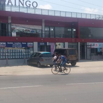 Local commercial vitré au bord de la route, Ambohibao