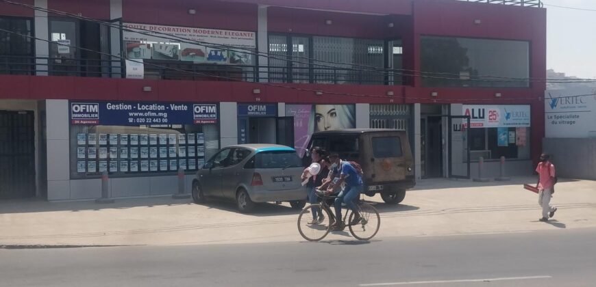 Local commercial vitré au bord de la route, Ambohibao