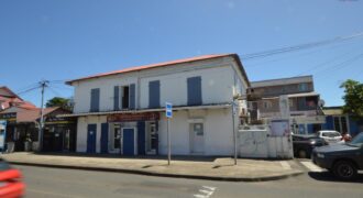 Immeuble comprenant 4 appartements et 2 locaux, Sainte Suzanne