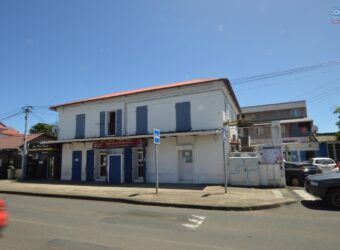 Immeuble comprenant 4 appartements et 2 locaux, Sainte Suzanne