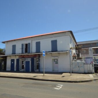Immeuble comprenant 4 appartements et 2 locaux, Sainte Suzanne