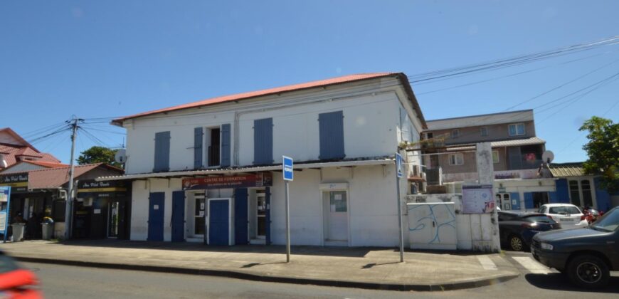 Immeuble comprenant 4 appartements et 2 locaux, Sainte Suzanne