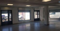 Beau local professionnel de 97.70 m2 avec diverses vitrines, Saint Louis