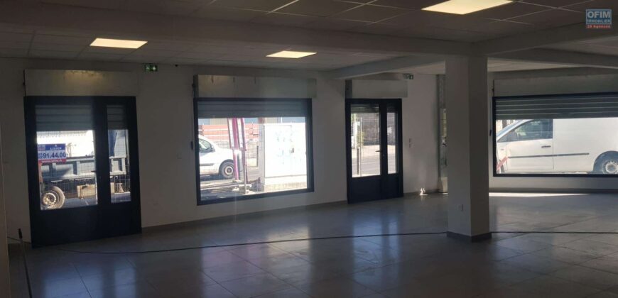 Beau local professionnel de 97.70 m2 avec diverses vitrines, Saint Louis