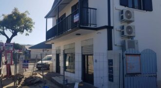 Beau local professionnel de 97.70 m2 avec diverses vitrines, Saint Louis