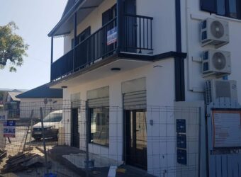 Beau local professionnel de 97.70 m2 avec diverses vitrines, Saint Louis