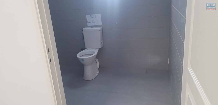 Beau local professionnel de 97.70 m2 avec diverses vitrines, Saint Louis