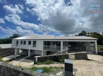 Local commercial de 115 m2 situé en hyper centre de Saint Gilles Les Hauts