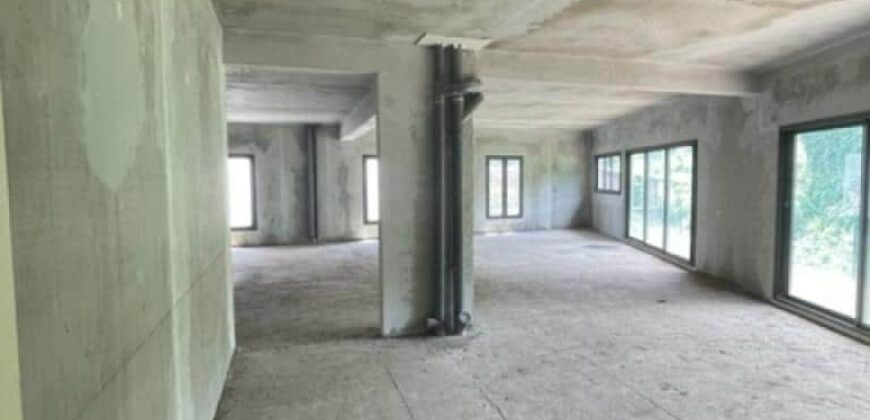 Local commercial de 115 m2 situé en hyper centre de Saint Gilles Les Hauts