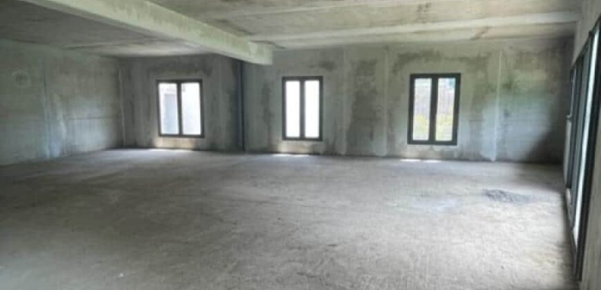 Local commercial de 115 m2 situé en hyper centre de Saint Gilles Les Hauts
