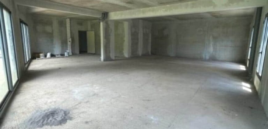 Local commercial de 115 m2 situé en hyper centre de Saint Gilles Les Hauts