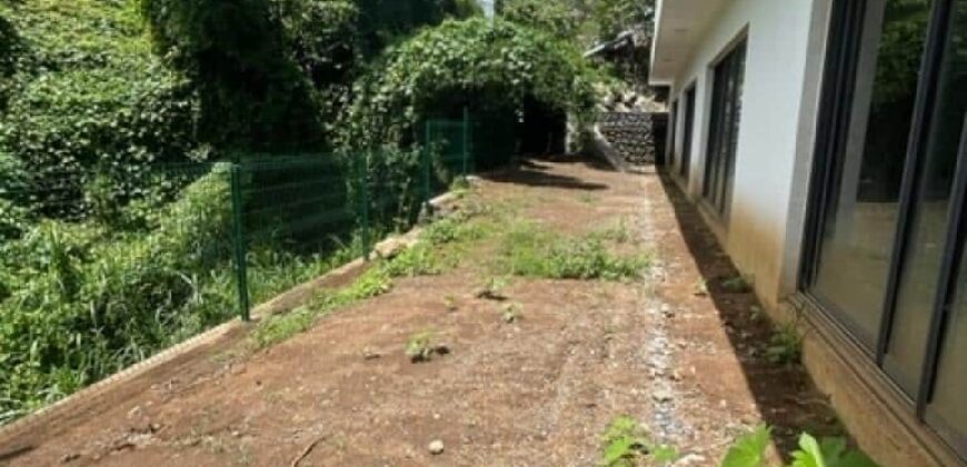 Local commercial de 115 m2 situé en hyper centre de Saint Gilles Les Hauts