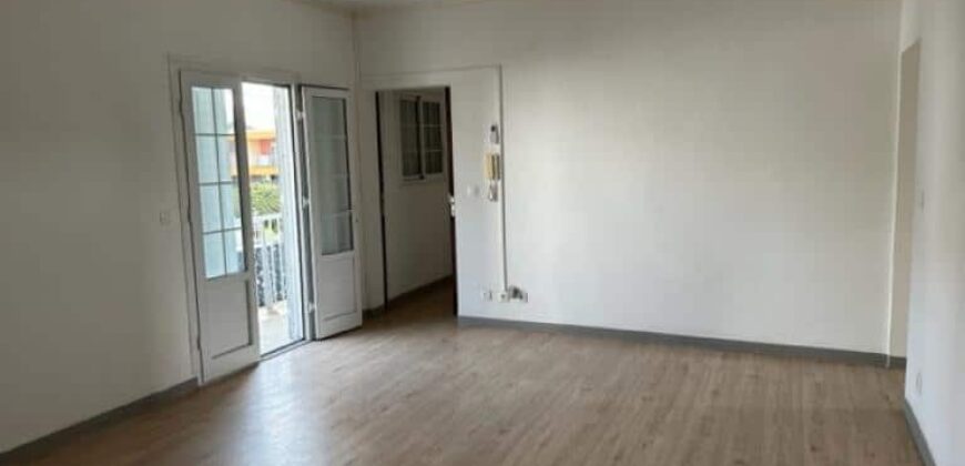 Appartement en local professionnel en centre ville de Saint-André