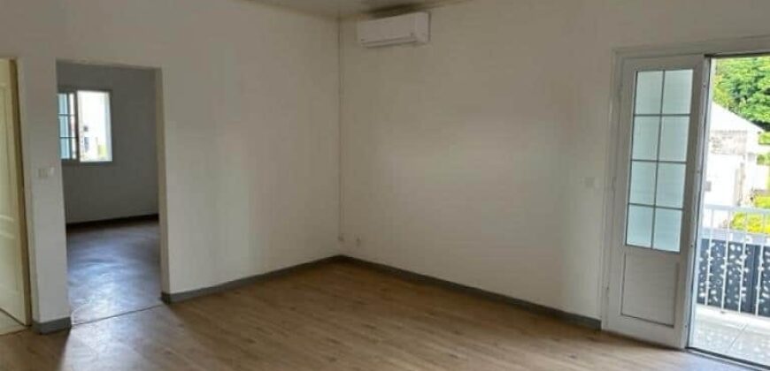 Appartement en local professionnel en centre ville de Saint-André