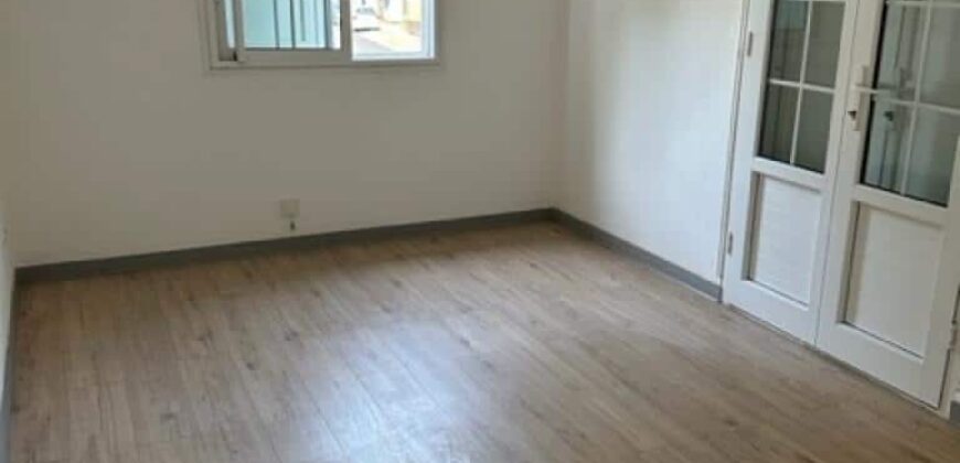 Appartement en local professionnel en centre ville de Saint-André