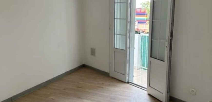Appartement en local professionnel en centre ville de Saint-André