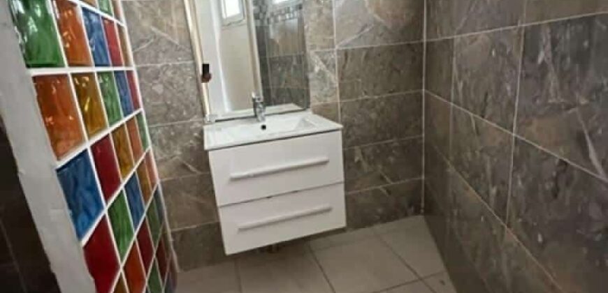Appartement en local professionnel en centre ville de Saint-André