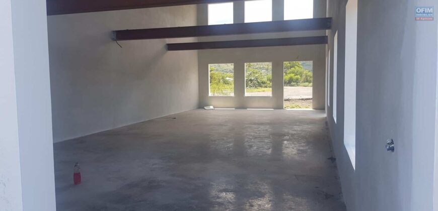 Local commercial de 100 m2 , Etang Salé