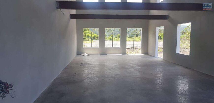 Local commercial de 100 m2 , Etang Salé