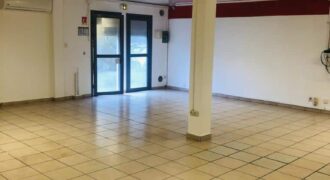 En location un local commercial de 80m2 avec parking proche des commerces à La Mare