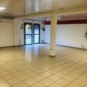 En location un local commercial de 80m2 avec parking proche des commerces à La Mare