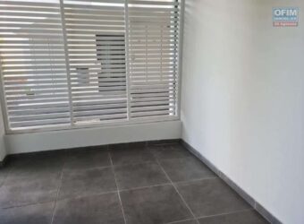 Location d’un local professionnel rénové situé au cœur de Terre Sainte