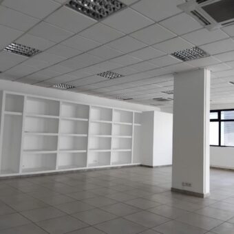 A louer : Local professionnel de 137 m² avec parking à Alarobia