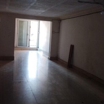 A louer local commercial en R+1 avec parking, situé à 67 HA Nord-Ouest, Antananarivo