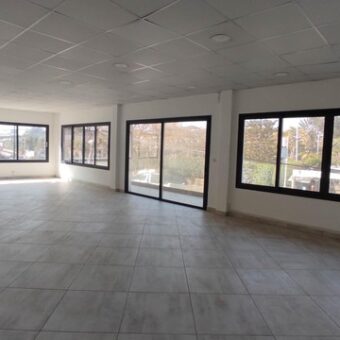 Location d’un local Commercial de 200 m² à l’Étage, en Bordure d’une Route Passante à Ivandry
