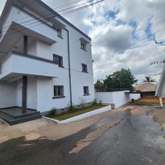 A louer : bâtiment R+2 de type T6, idéal pour bureaux ou usage professionnel, situé dans un quartier prisé en bord de route principale à Ivandry.