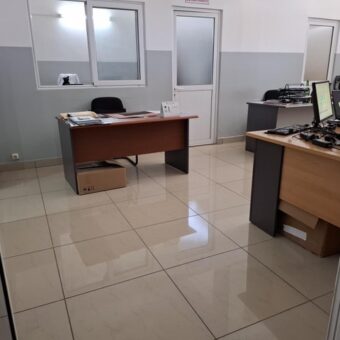 Location d’un local commercial de 400 m² avec parking, en bord de route à Andraharo-Tananarive