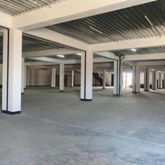 A louer un entrepôt de 4 200 m² avec grand parking à Anosizato