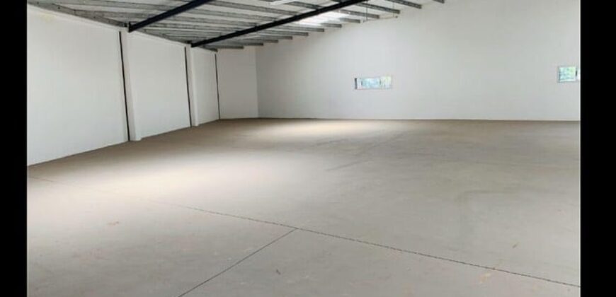 A louer : entrepôt de 594 m² sur 2 niveaux à Ambohibao, Antananarivo